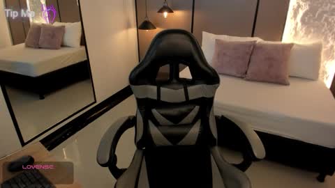 L I L L Y online show from 17, 12, 2025