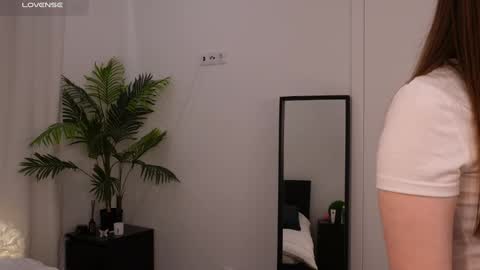 Lilly Colins online show from 9, 1, 2025