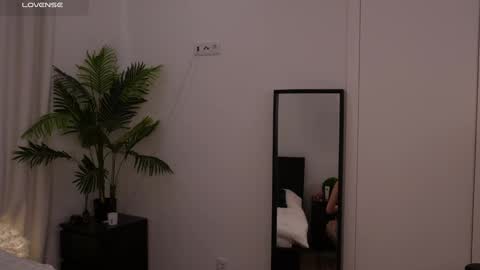 Lilly Colins online show from 13, 1, 2025