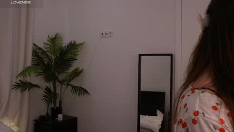 Lilly Colins online show from 18, 1, 2025