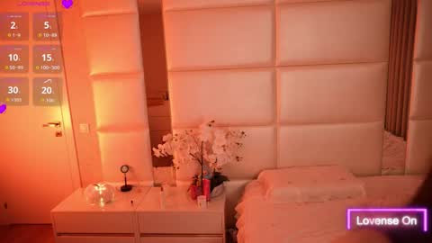 Lilly Colins online show from 23, 10, 2025