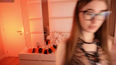 Lilly Colins online show from 31, 10, 2025