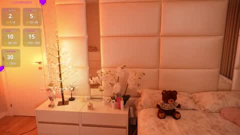 Lilly Colins online show from 7, 2, 2026