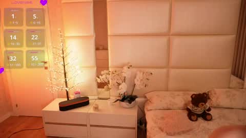 Lilly Colins online show from 9, 4, 2026