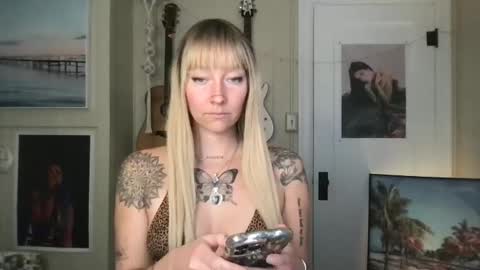 Lilpeachykeenn online show from 6, 12, 2024