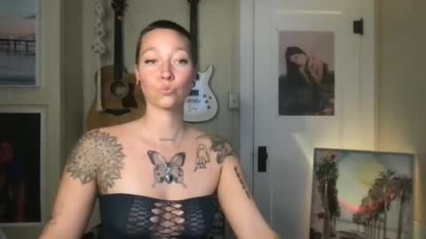 Lilpeachykeenn online show from 23, 12, 2024