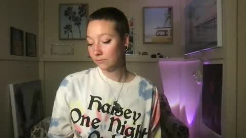 Lilpeachykeenn online show from 4, 1, 2025