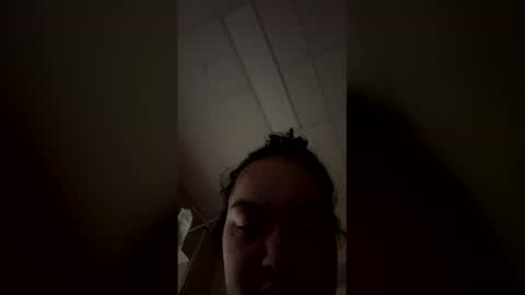 Snapshot of lily2fly chatting on 28, 4, 2026 lily2fly online show from 28, 4, 2026