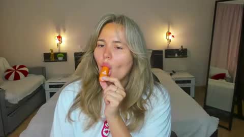 Snapshot of lily_bel chatting on 20, 7, 2026 Lily online show from 20, 7, 2026