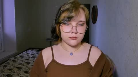 Snapshot of lily_violettt chatting on 7, 4, 2026 Lily online show from 7, 4, 2026