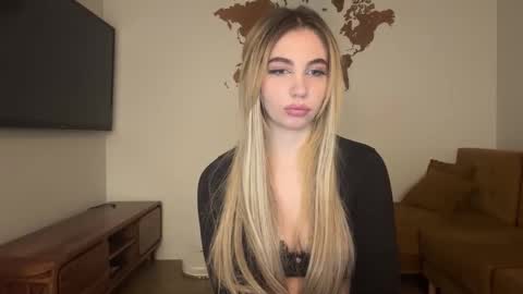 Snapshot of lilysweetgirl chatting on 25, 3, 2026 Lily online show from 25, 3, 2026