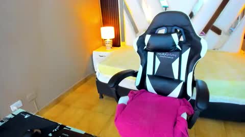 Snapshot of linda4petite chatting on 1, 11, 2025 Linda online show from 1, 11, 2025