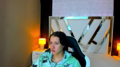 Snapshot of linda4petite chatting on 2, 11, 2025 Linda online show from 2, 11, 2025