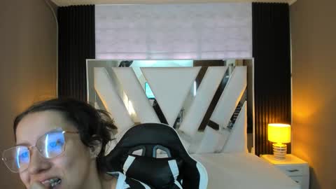 Snapshot of linda4petite chatting on 14, 12, 2025 Linda online show from 14, 12, 2025