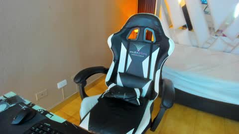 Snapshot of linda4petite chatting on 8, 4, 2026 Linda online show from 8, 4, 2026