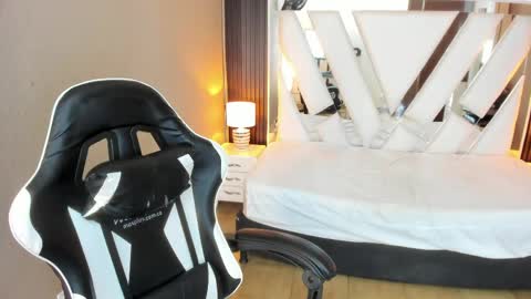 Snapshot of linda4petite chatting on 12, 4, 2026 Linda online show from 12, 4, 2026