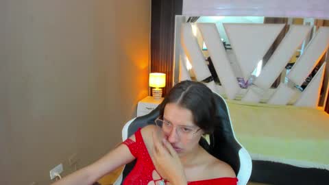 Snapshot of linda4petite chatting on 15, 4, 2026 Linda online show from 15, 4, 2026