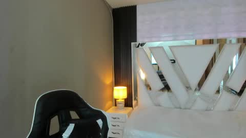 Snapshot of linda4petite chatting on 19, 4, 2026 Linda online show from 19, 4, 2026