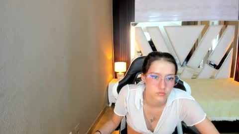 Snapshot of linda4petite chatting on 24, 4, 2026 Linda online show from 24, 4, 2026