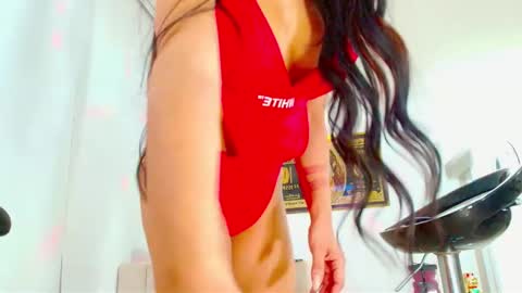 Snapshot of linda_xx90 chatting on 5, 1, 2025 LAURA RAMIREZ online show from 5, 1, 2025