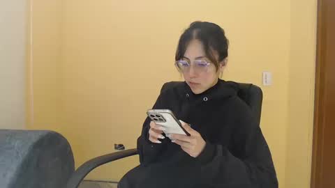 Snapshot of ling_ling24 chatting on 18, 10, 2025 ling ling24 online show from 18, 10, 2025