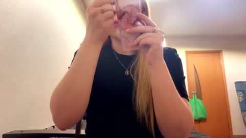 Snapshot of linncrisafi chatting on 27, 2, 2026 Rose online show from 27, 2, 2026