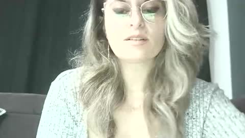 Snapshot of lionessmom chatting on 13, 10, 2025 lionessmom online show from 13, 10, 2025