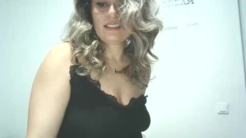 Snapshot of lionessmom chatting on 27, 10, 2025 lionessmom online show from 27, 10, 2025