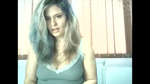 Snapshot of lionessmom chatting on 12, 11, 2025 lionessmom online show from 12, 11, 2025