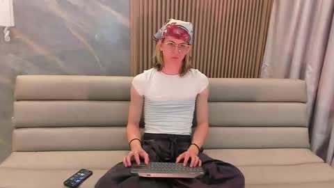 Snapshot of lior_evan chatting on 21, 11, 2025 Lior evan online show from 21, 11, 2025