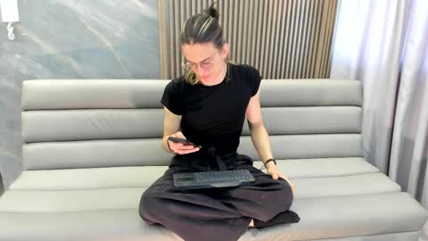 Snapshot of lior_evan chatting on 27, 11, 2025 Lior evan online show from 27, 11, 2025
