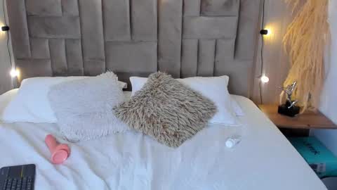 Lisa Baker online show from 11, 3, 2025