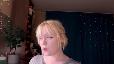 -Lisa- Help me to reach 100 thumbs up3 online show from 22, 11, 2025