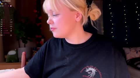 -Lisa- Help me to reach 100 thumbs up3 online show from 14, 12, 2025