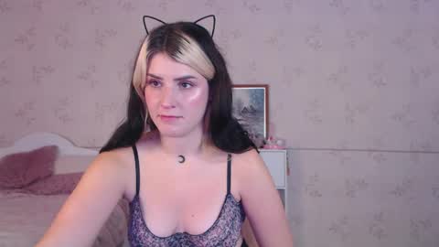 Snapshot of lissalucy chatting on 14, 10, 2025 Alice Dont forget to thumbs up its very important online show from 14, 10, 2025