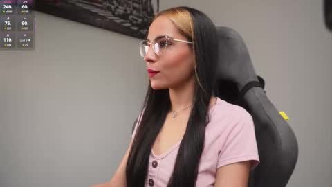 Snapshot of little_eli chatting on 19, 11, 2025 Help me reach 100 likes online show from 19, 11, 2025