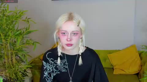 Snapshot of little_lillit chatting on 19, 6, 2026 Lill online show from 19, 6, 2026