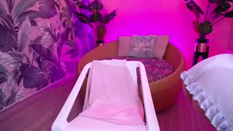 Snapshot of little_paulette chatting on 8, 11, 2025 Paulette online show from 8, 11, 2025