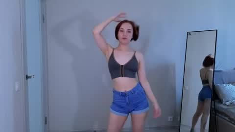 Snapshot of little_pretty_woman chatting on 14, 5, 2026 little_pretty_woman online show from 14, 5, 2026