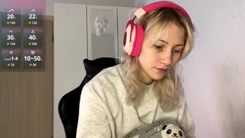 Snapshot of little_soyia chatting on 17, 10, 2025 Lana online show from 17, 10, 2025
