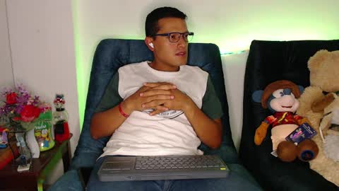 Snapshot of littledicklatin chatting on 12, 4, 2026 Manu online show from 12, 4, 2026