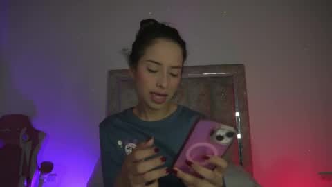 Snapshot of littlee_emma_ chatting on 20, 5, 2026 littlee_emma_ online show from 20, 5, 2026