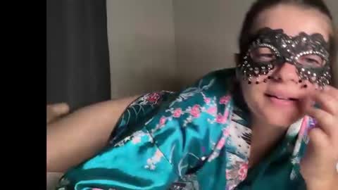 Snapshot of littleredswan chatting on 21, 7, 2026 littleredswan online show from 21, 7, 2026