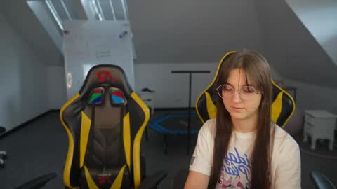 Snapshot of livehub054 chatting on 14, 4, 2026 Sheryl online show from 14, 4, 2026