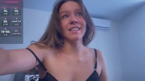 Snapshot of lively_luna chatting on 13, 10, 2025 Luna online show from 13, 10, 2025