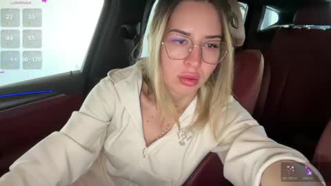 Snapshot of livmilani chatting on 27, 4, 2026 OnlyFans livia77 twitter liv20 4u online show from 27, 4, 2026