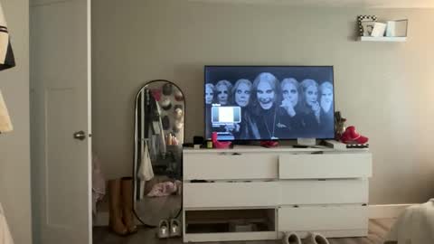 Livvy online show from 19, 9, 2025