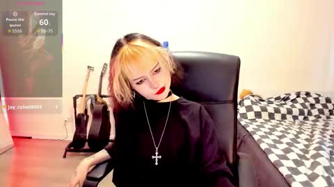 Snapshot of liyaluna chatting on 6, 11, 2025 LIA online show from 6, 11, 2025