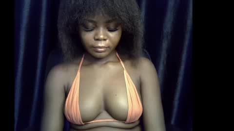 Snapshot of lizzy_petite chatting on 10, 10, 2025 lizzy online show from 10, 10, 2025
