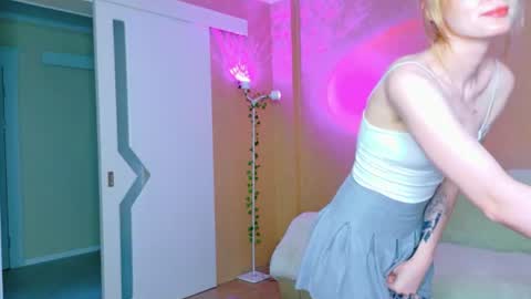 llovelymia online show from 24, 6, 2026